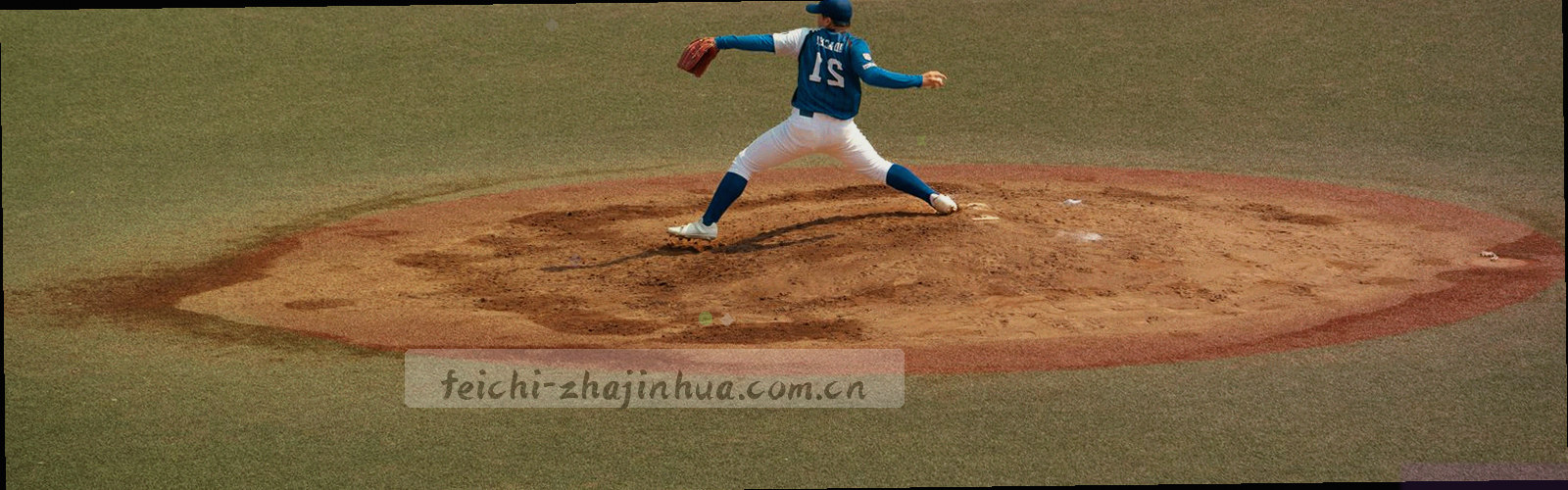 低对比度云南山峦轮廓纹理，仅呈现起伏线条层次，无可辨识地标与建筑